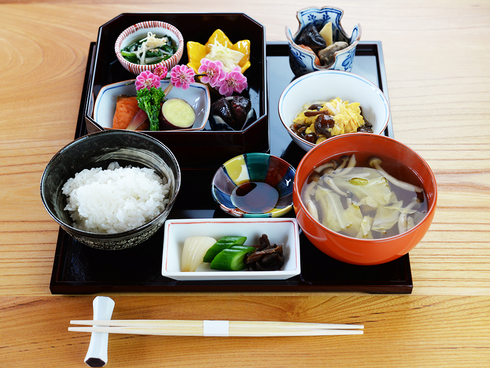 伝統家屋でいただく、なんでもない日の食卓