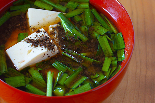 豆腐とにらの味噌汁